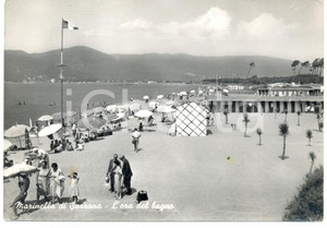 Cartolina originale da collezione 1958 MARINELLA DI SARZANA (SP) Bagnanti in spiaggia *Cartolina ANIMATA FG VG 1