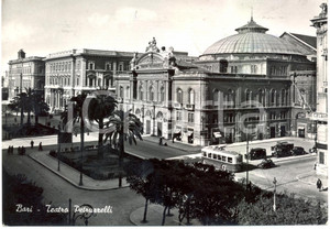 Cartolina originale da collezione 1954 BARI Scorcio del Teatro PETRUZZELLI Filobus Cartolina ANIMATA FG VG 1