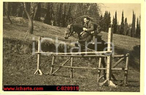 Fotografia d'epoca originale 1920 ca TORINO Militare a cavallo al salto dell'ostacolo *Fotografia 1