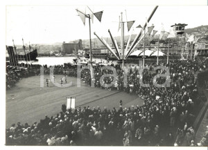 Fotografia d epoca originale 1992 GENOVA Porto Antico  Spettacolo di stendardi  Fotografia VINTAGE 18x13 1
