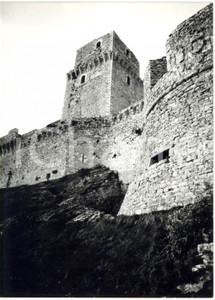 Fotografia d epoca originale 1977 ASSISI Rocca Maggiore  Scorcio dal basso della torre quadrata Foto 13x18 1