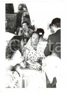 1984 CINEMA Carlo VERDONE a pranzo con Marina SUMA *Foto VINTAGE 18x24 cm