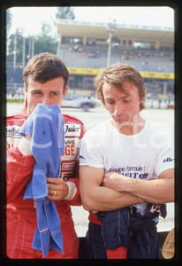 35mm vintage slide* 1982 GP MONZA Patrick TAMBAY e RenÃ¨ ARNOUX - Ritratto (5)   Diapositiva d'epoca, in formato 35 mm.CONDIZIONI: GOODTutti i diritti riservatiE' severamente vietata la riproduzione. ICharta mette in vendita, sul negozio eBay e in esclusiva sul sito "icharta" il proprio archivio composto da numerose diapositive e negativi fotografici d'epoca, tutti originali e autentici, che attraversano la storia del costume italiano tra gli la fine degli anni Sessanta e Novanta.Si tratta di uno sguardo inedito sull'attualit&agrave;, la politica, la vita quotidiana, il gossip e la cultura, che fotografa il cambiamento della nazione in quest'ultimo scorcio del XX secolo. Un'occasione unica per il mercato del collezionismo, che vede finalmente disponibile un archivio eccezionale per vastit&agrave;, tematiche e condizioni, in un settore (il negativo fotografico e la diapositiva) di assoluta novit&agrave; e dalle interessanti prospettive di investimento.  originale e autentica 1
