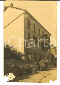 Fotografia d epoca originale 1915 ca ALESSANDRIA ? Sosta in auto al telefono pubblico VINTAGE DANNEGGIATA 1
