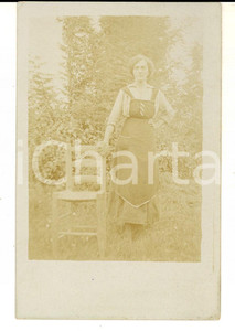 Fotografia d epoca originale 1920 ca AREA LOMBARDA Una cameriera in giardino Foto cartolina VINTAGE 1