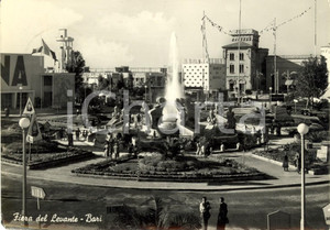 Cartolina originale da collezione 1954 BARI Fontana all'ingresso della Fiera del LEVANTE *Cartolina ANIMATA FG VG 1
