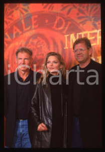 35mm vintage slide* 2000 VENEZIA Harrison FORD Michelle PFEIFFER Robert ZEMECKIS  Diapositiva d'epoca, in formato 35 mm.CONDIZIONI: GOOD   Tutti i diritti riservati.E' severamente vietata la riproduzione. ICharta mette in vendita, sul negozio eBay e in esclusiva sul sito "icharta" il proprio archivio composto da numerose diapositive e negativi fotografici d'epoca, tutti originali e autentici, che attraversano la storia del costume italiano tra gli la fine degli anni Sessanta e Novanta.Si tratta di uno sguardo inedito sull'attualit&agrave;, la politica, la vita quotidiana, il gossip e la cultura, che fotografa il cambiamento della nazione in quest'ultimo scorcio del XX secolo. Un'occasione unica per il mercato del collezionismo, che vede finalmente disponibile un archivio eccezionale per vastit&agrave;, tematiche e condizioni, in un settore (il negativo fotografico e la diapositiva) di assoluta novit&agrave; e dalle interessanti prospettive di investimento.  originale e autentica 1