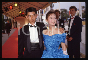 35mm vintage slide* 1989 CANNES Yoshiko TANAKA Arrivo al FESTIVAL DEL CINEMA 3  Diapositiva d'epoca, in formato 35 mm. CONDIZIONI: GOOD  Tutti i diritti riservati.E' severamente vietata la riproduzione. ICharta mette in vendita, sul negozio eBay e in esclusiva sul sito "icharta" il proprio archivio composto da numerose diapositive e negativi fotografici d'epoca, tutti originali e autentici, che attraversano la storia del costume italiano tra gli la fine degli anni Sessanta e Novanta.Si tratta di uno sguardo inedito sull'attualit&agrave;, la politica, la vita quotidiana, il gossip e la cultura, che fotografa il cambiamento della nazione in quest'ultimo scorcio del XX secolo. Un'occasione unica per il mercato del collezionismo, che vede finalmente disponibile un archivio eccezionale per vastit&agrave;, tematiche e condizioni, in un settore (il negativo fotografico e la diapositiva) di assoluta novit&agrave; e dalle interessanti prospettive di investimento.  originale e autentica 1