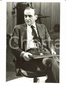 Fotografia d epoca originale 1985 ca MILANO Intervista a Piero BASSETTI Fotografia 18x24 cm 1