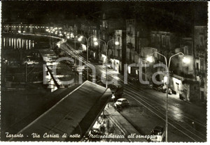Cartolina originale da collezione 1963 TARANTO Via CARIATI di notte e motopescherecci all'ormeggio  FG VG 1