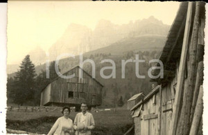 Fotografia d epoca originale 1958 DOLOMITI / Passo di COSTALUNGA BZ Coppia di turisti in gita Foto 10x7 cm 1