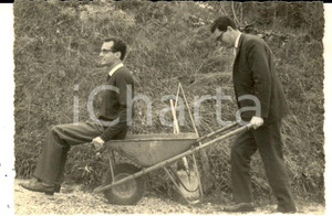 Fotografia d epoca originale 1960 ca AREA LOMBARDA Gioco di amici su una carriola Foto CURIOSA 10x7 1