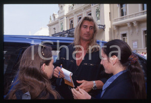 35mm vintage slide* 1994 MONTE CARLO Fabio LANZONI firma autografi - Ritratto 1  Diapositiva d'epoca, in formato 35 mm.  CONDIZIONI: GOOD Tutti i diritti riservati.E' severamente vietata la riproduzione. ICharta mette in vendita, sul negozio eBay e in esclusiva sul sito "icharta" il proprio archivio composto da numerose diapositive e negativi fotografici d'epoca, tutti originali e autentici, che attraversano la storia del costume italiano tra gli la fine degli anni Sessanta e Novanta.Si tratta di uno sguardo inedito sull'attualit&agrave;, la politica, la vita quotidiana, il gossip e la cultura, che fotografa il cambiamento della nazione in quest'ultimo scorcio del XX secolo. Un'occasione unica per il mercato del collezionismo, che vede finalmente disponibile un archivio eccezionale per vastit&agrave;, tematiche e condizioni, in un settore (il negativo fotografico e la diapositiva) di assoluta novit&agrave; e dalle interessanti prospettive di investimento.  originale e autentica 1