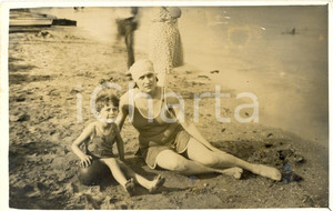 Fotografia d epoca originale 1930 ca SETE France Madre con il figlio sulla spiaggia Foto VINTAGE FP NV 1