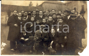 Fotografia d'epoca originale 1921 CASTELCERIOLO (AL) Giovani in posa nel cortile di un oratorio *DANNEGGIATA 1