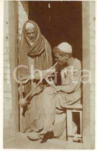 Fotografia d epoca originale 1900 ca COSTUMI EGITTO Giovane fumatore di oppio Fotografia RARA 9x14 cm 1