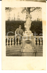 Fotografia d'epoca originale 1928 ROMA Turista su una balaustra in un giardino pubblico *Foto VINTAGE 1