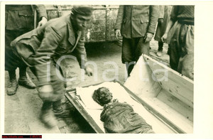 Cartolina originale da collezione 1945 WW2 DRESDA DE Soldati e vittime dei bombardamenti 1