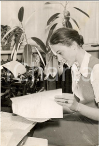 Fotografia d'epoca originale 1941 BERLIN Giovane dattilografa al lavoro alla macchina da scrivere *FOTOGRAFIA 1
