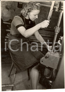 Fotografia d epoca originale 1943 WW2 Studentessa tedesca al lavoro durante le vacanze scolastiche FOTO 1