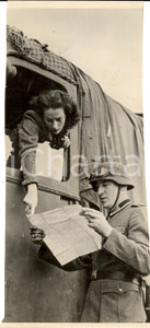 Fotografia d epoca originale 1943 WOLCHOWFRONT WW2 Donna autista chiede informazioni stradali a soldato 1