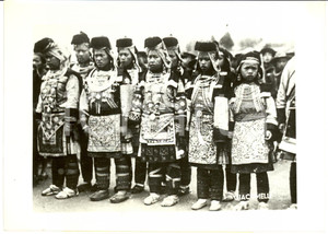 Fotografia d epoca originale 1942 MALESIA WW2 Sontuosi costumi tradizionali delle donne FOTOGRAFIA 1