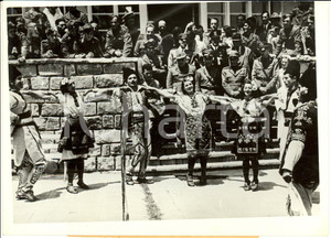 Fotografia d epoca originale 1942 SOFIA BULGARIA Danze folcloristiche per reduci italiani da RUSSIA Foto 1