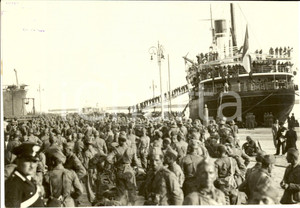 Fotografia d epoca originale 1935 NAPOLI Camicie Nere in partenza con S/S COLOMBO per A.O.I. Foto 1