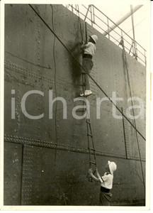 Fotografia d epoca originale 1938 AOI MASSAUA Milizia portuaria ispeziona nave petrolifera Foto 13x18 cm 1