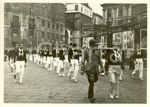 Fotografia d epoca originale 1937 MILANO Rino PARENTI e universitari littori sfilano per la città Fotografia 1