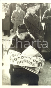 Fotografia d epoca originale 1939 ROMA Piazza SAN PIETRO Anziana fedele legge composizione SACRO COLLEGIO 1