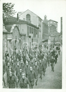 Fotografia d epoca originale 1938 MILANO SANT AMBROGIO Ex combattenti delle Quattro Guerre omaggio ai Caduti 1