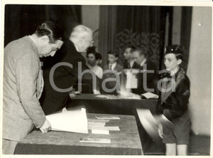 Fotografia d epoca originale 1937 MILANO Riccardo MOTTA premia balilla vincitore del concorso Banca Popolare 1