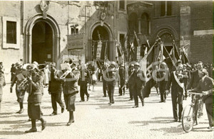 Fotografia d epoca originale 1934 MILANO Ex combattenti della sezione TRENTO in corteo verso la nuova sede 1