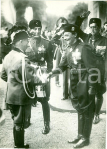 Fotografia d epoca originale 1936 MILANO Vittorio Emanuele III accolto da Giulio BARELLA alla TRIENNALE Foto 1