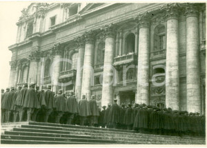 Fotografia d epoca originale 1930 ca ROMA VATICANO Le truppe pontificie presentano le armi in SAN PIETRO Foto 1