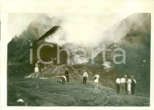 Fotografia d epoca originale 1935 ca NAPOLI Turisti e giornalisti sulla lava nel cratere del VESUVIO Foto 1