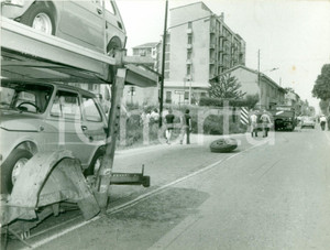 Fotografia d epoca originale 1975 ca MILANO Carro attrezzi trasporta due FIAT 126 dopo un incidente stradale 1