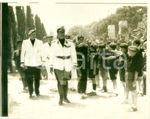 Fotografia d epoca originale 1939 ZARAUTZ SPAGNA Conte Galeazzo CIANO passa in rassegna piccoli falangisti 1