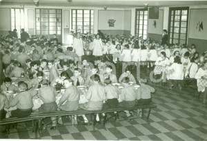 Fotografia d epoca originale 1935 ca MILANO Bambini in divisa al refettorio scolastico Fotografia 1
