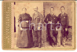 Fotografia d epoca originale 1900 ca PORTOFERRAIO LI Coppia di sposi con i due figli Foto PICCININI 1