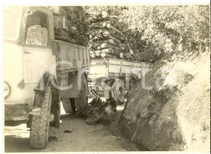 Fotografia d epoca originale 1950 ca AREA MARCHIGIANA Incidente motocicletta contro camion di legna Foto 1