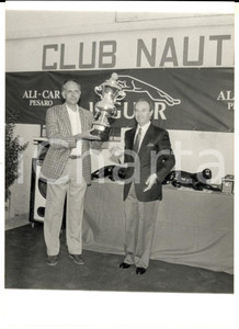 Fotografia d epoca originale 1985 ca Club Nautico PESARO Piergiorgio CASCINO e BASILE durante una premiazione 1