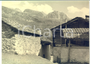 Fotografia d epoca originale 1960 ca PASSO SELLA Veduta delle DOLOMITI con case in pietra Foto artistica 1
