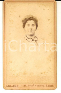 Fotografia d epoca originale 1900 ca PARIS Ritratto di donna con spilla floreale Foto LIMAUGE CDV 1