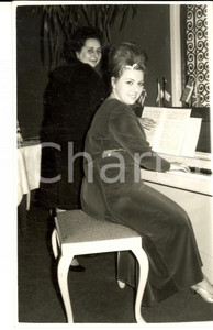 Fotografia d epoca originale 1964 ROTTERDAM LIRICA Cantante Maria Luisa BARDUCCI al pianoforte Foto 1