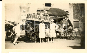 Fotografia d epoca originale 1940 ca FRANCIA Bambini in posa con carro fiorito per sfilata Foto VINTAGE 11x6 1