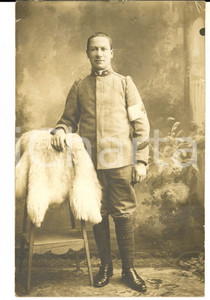 Fotografia d epoca originale 1910 ca REGIO ESERCITO Ritratto di ufficiale sanitario con pelliccia Foto FP 1