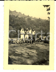 Fotografia d epoca originale 1940 ca CASALE MONFERRATO Giovani con stemma sabaudo e fascio littorio Foto 8x6 1