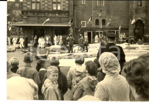 Fotografia d epoca originale 1950 ca ALKMAAR NL Venditori si preparano per mercato dei formaggi Foto 10x6 1